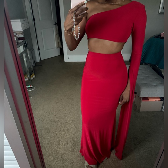 Elegant Red One-Shoulder Skirt Set - Picture 3 of 10